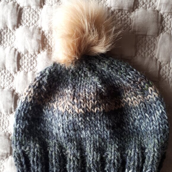 Hand knitted hat - Picture 2 of 3
